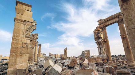 Gesprengt. Die Reste des Triumphbogens am Beginn der Kolonnade von Palmyra. Die gezielte Zerstörung von Kulturerbe gilt seit 2015 als Kriegsverbrechen. 
