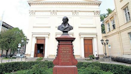Karl Friedrich Schinkel baute sowohl die Sing-Akademie zu Berlin (heute Maxim Gorki Theater), als auch die Elisabethkirche.