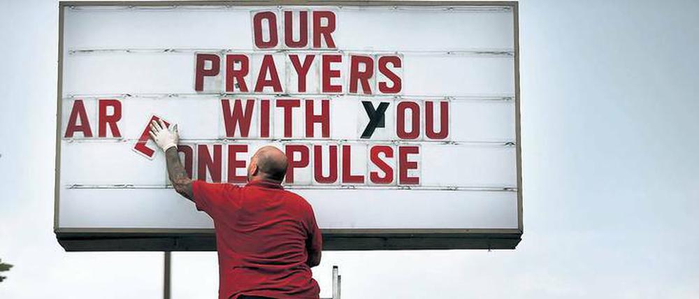 Gebete für die Opfer in Orlando. „One Pulse“ ist als Zeichen der Solidarität und Trauer gedacht. Im Pulse-Nightclub beging ein 29-jähriger Amerikaner mit afghanischen Wurzeln das größte Einzeltätermassaker in der Geschichte der USA. 