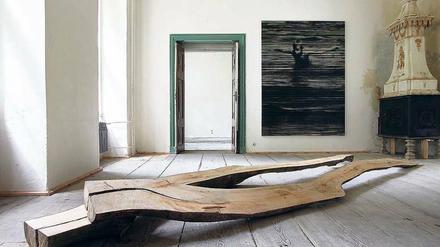 Stillleben in Potsdam-Mittelmark. Arne Schreiber ergänzt seine Bilder um eine aufgesägte Birke. 