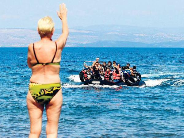 Unterwegs. In der Hafenstadt Myrtili auf Lesbos. Auf der griechischen Insel sind die Hotelbuchungen um 90 Prozent zurückgegangen, seit syrische Flüchtlinge dort stranden.