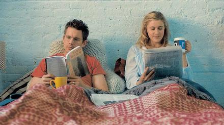 Nett im Bett. John (Ethan Hawke) und Maggie (Greta Gerwig) erholen sich vom Patchworkfamilienstress.