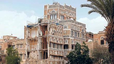 Krieg gegen die Menschen und die Kultur. Ein Haus in der Altstadt von Sanaa. Es wurde bei einem Luftangriff beschädigt. 