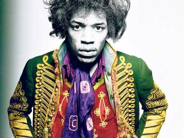 Gitarrengott. Jimi Hendrix 1967 im Kostüm des psychedelischen Zirkusdirektors. 