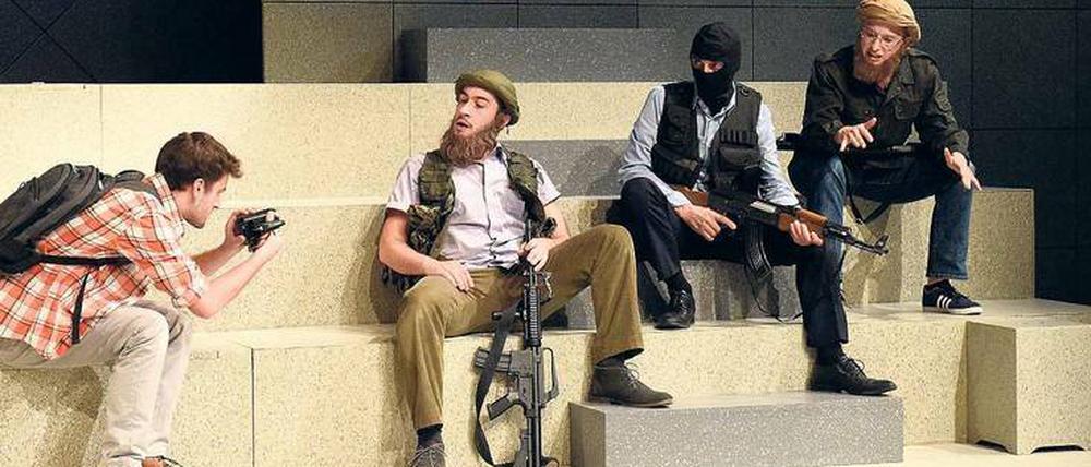 Von rechts nach links: Esther Agricola als IS-Kämpfer, Asad Schwarz als Vermummter, Davide Brizzi als IS-Kämpfer und Patrik Cieslik als Frederic Todenhöfer. 