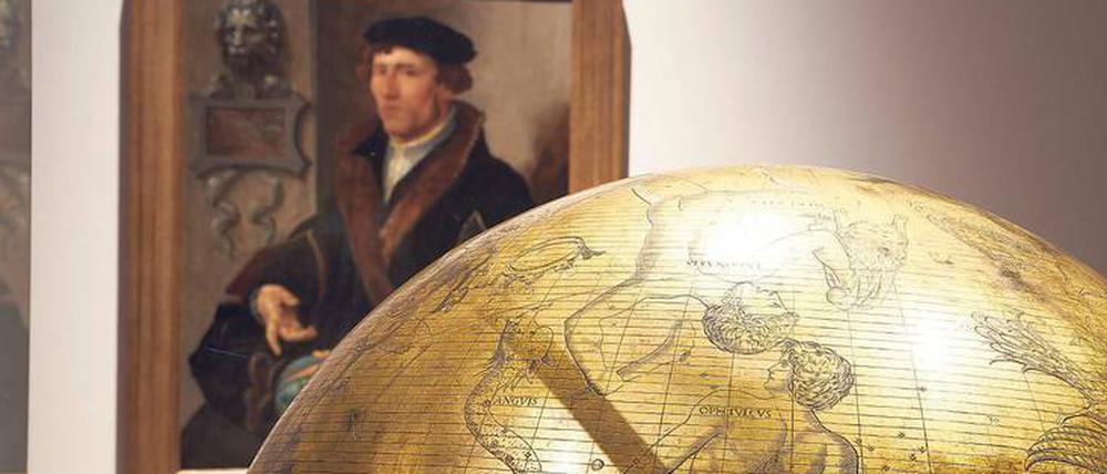 Humanist und Himmelskugel. Der Globus stammt von dem berühmten Kartografen Mercator.