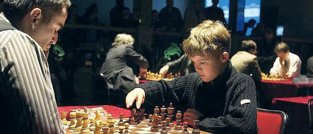 Remis gegen Kasparow! Magnus, erst 13, auf dem Weg nach ganz oben.