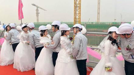 Sozialistische Arbeiterpoesie. Gruppenhochzeit auf der Baustelle des neuen Flughafens von Beijing. 
