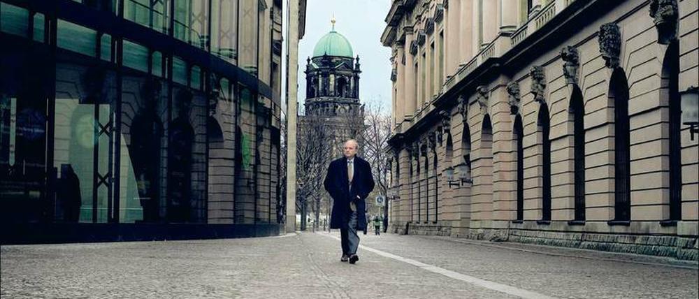 Der Chef geht. Marek Janowski (77) verlässt die Berliner Konzertsäle, in denen er seit 2002 das Rundfunk-Sinfonieorchester mit großem Erfolg leitete. Zum Abschied dirigiert er am 30./31.12. Beethovens Neunte im Konzerthaus. Doch darüber will der für seinen trockenen Humor bekannte Maestro eigentlich gar nicht reden. Er schaut lieber in die Zukunft, die ihn wieder nach Bayreuth führen wird. 