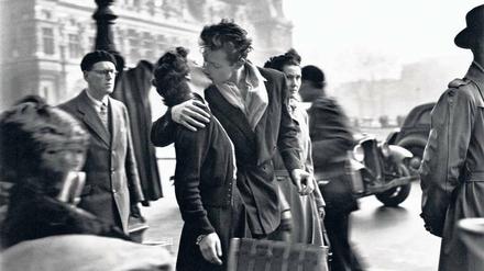 Paris, Stadt der Liebe. Dieses Bild vom März 1950, vor der Kulisse des Pariser Rathauses, machte Doisneau berühmt.