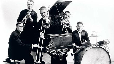 Henry Ragas, Larry Shields, Eddie Edwards, Nick LaRocca und Tony Spargo (v. l.) traten 1917 als Original Dixieland Jass Band auf.