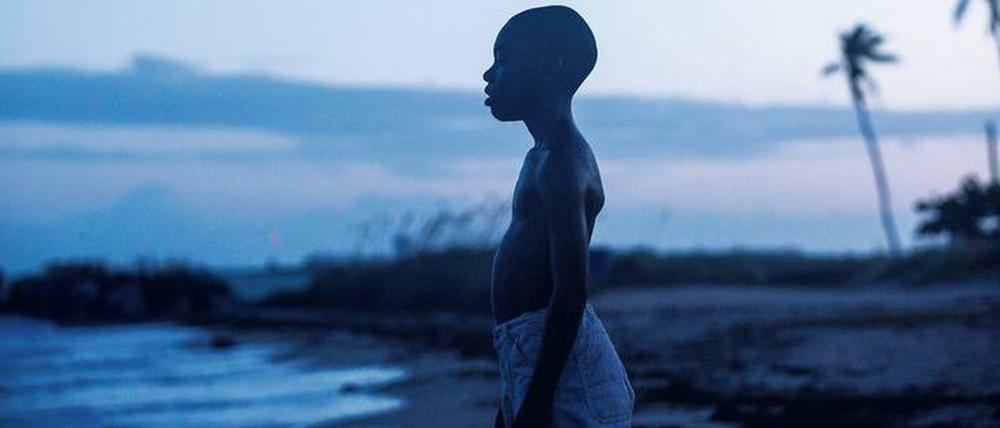 Erwachen im Mondlicht. Am Meer erlebt der zehnjährige Chiron (Alex Hibbert) eine neue Welt. "Moonlight" startet am Donnerstag in den Kinos.