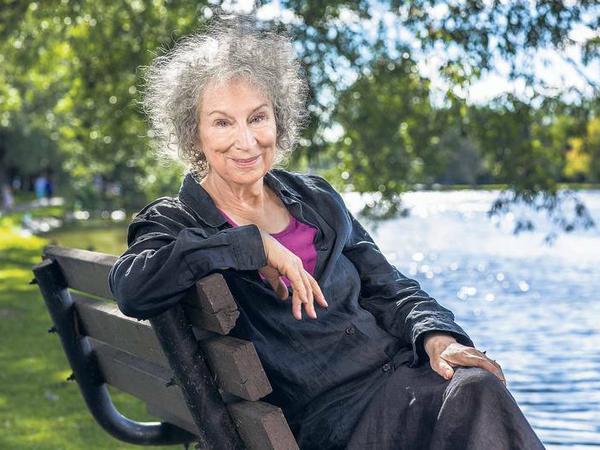Wache Beobachterin. Margaret Atwood setzt sich in ihren Romanen häufig mit Umwelt- und Geschlechterthemen auseinander. 