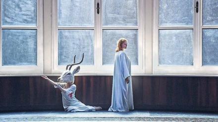 Schläferin in Weiß. Camilla Nylund als Kaiserin in Richard Strauss’ „Frau ohne Schatten“. 