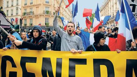 Der Mob spricht. Angehörige der rechts-radikalen "Generation Identitaire" protestieren im Mai 2016 in Paris gegen Flüchtlinge.