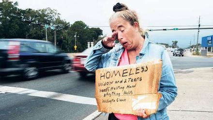 Abgestiegen. Eine Obdachlose an einem US-Highway. 