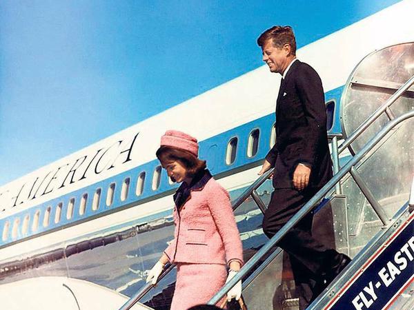 Glamourpaar. Kennedy und Ehefrau Jacqueline am 22.11.1963 in Love Field, Texas beim Verlassen des Präsidentenflugzeugs. 