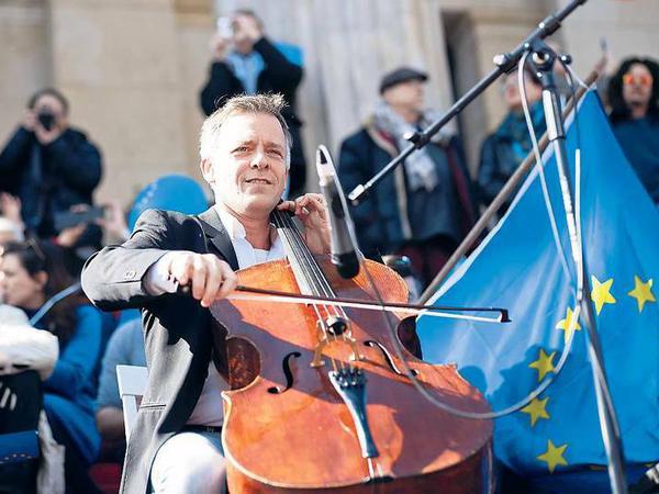 Der Cellist Alban Gerhardt spielte für „Pulse of Europe“ Ende März auf dem Berliner Gendarmenmarkt. 