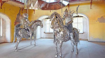 Krieger aus Alufolie. Der japanische Bildhauer Toshihiko Mitsuya präsentiert sein Ensemble „Anonyme Verwandte“ im Ballsaal von Schloss Lieberose. 