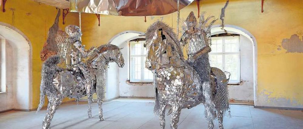 Krieger aus Alufolie. Der japanische Bildhauer Toshihiko Mitsuya präsentiert sein Ensemble „Anonyme Verwandte“ im Ballsaal von Schloss Lieberose. 