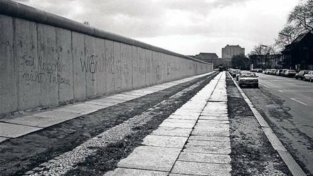 Leerer Stadtraum. Eine Aufnahme des Bildhauersohns Hans-Joachim Uhlmann im März 1983: die Mauer auf der West-Berliner Seite. 