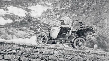 Wohlan denn, meine Pferde. Otto Julius Bierbaum, seine Frau Gemma und Chauffeur Louis Riegel 1902 im Adler-Phaeton, kurz vor dem Sankt Gotthard Hospiz.