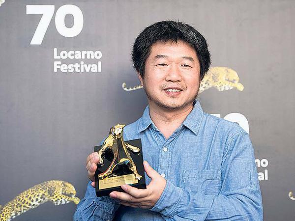 Der chinesische Dokumentarist Wang Bing gewinnt den Goldenen Leoparden für "Mrs. Fang", einen Film über das Sterben einer an Alzheimer erkrankten alten Dorfbewohnerin.
