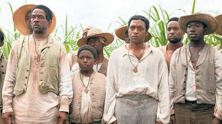 Menschen als Ware. Szene aus Steve McQueens Drama „Twelve Years A Slave“ mit Chiwetel Ejiofor (Mitte).