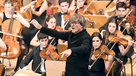 Ingo Metzmacher dirigiert das Gustav Mahler Jugendorchester mit großer Verve.