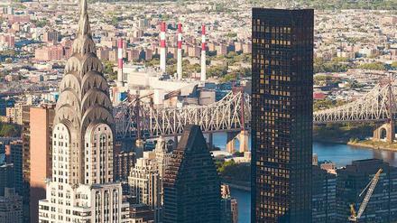 Altes Geld, neues Geld. Blick auf Manhattan mit dem Chrysler Building und dem Trump World Tower. 