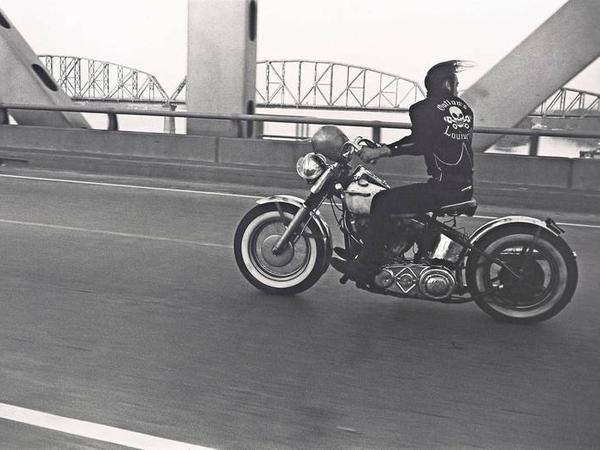 Ein Motorradfahrer überquert den Ohio (1966). 