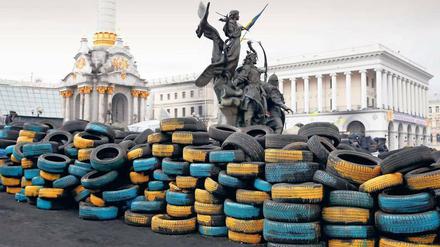 Eigensinn und Aufruhr. Auf dem Maidan – Platz der Unabhängigkeit –, dem Hauptplatz von Kiew, türmen sich im April 2014 Barrikaden aus Autoreifen, angemalt in den ukrainischen Nationalfarben Blau und Gelb.
