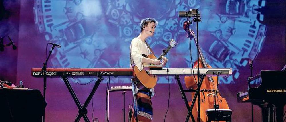 Jacob Collier ist auf der Bühne umringt von Keyboards, Schlagzeug und Bässen.