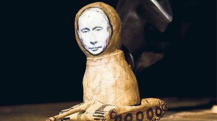 Beißender Spott. Puppe aus der Satire "Putin fährt Ski".