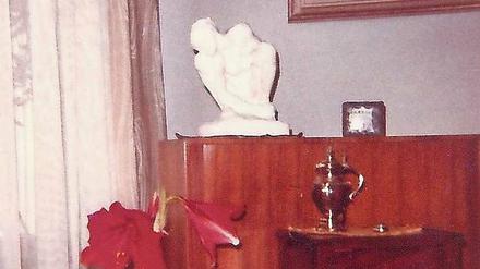 Aufnahme aus Cornelius Gurlitts Wohnung, vermutlich München, Jahr unbekannt. Auf der Kommode steht Rodins Kauernde.