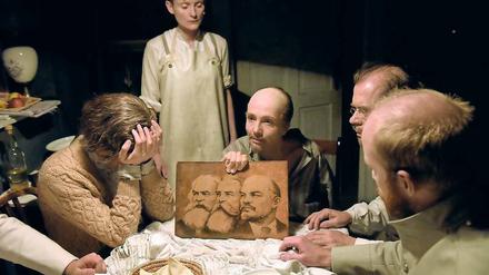 Die gute alte Zeit. Ursina Lardi (Lenin, mit Glatze) im Kreis der Revolutionäre.
