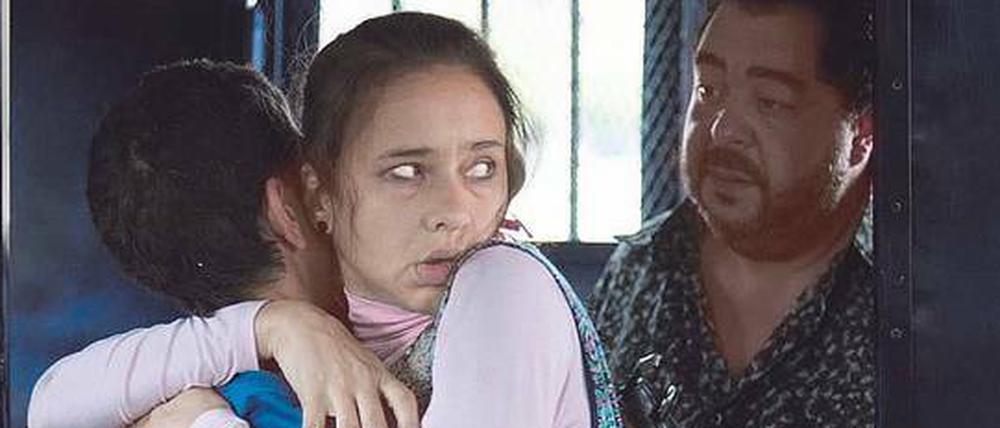 Ausnahmezustand. Krankenschwester Nagwa (Nelly Karim) beschützt ihren Sohn vor der Willkür der Polizei.