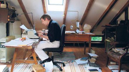 Der Übersetzer Peter Urban in seinem Arbeitszimmer, wo er sich an seiner Adler-Maschine abrackert.