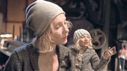 „Schluss mit dem absurden Auswählen, den Träumen vom Abgrund, den Rivalitäten, Schluss mit der langen Geduld“ rezitiert Cate Blanchett als Puppenspielerin André Bretons surrealistisches Manifest.