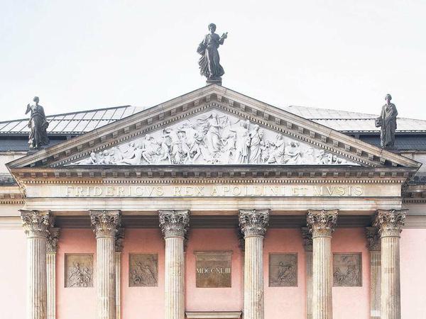 Die Opernfassade mit der Widmung „Von König Friedrich Apoll und den Musen gewidmet“. 