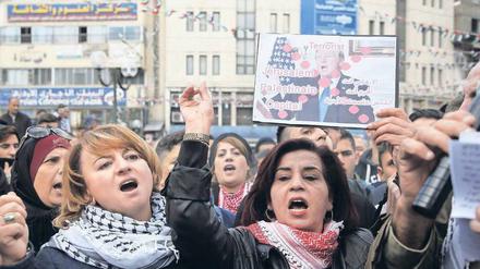 Demonstrantinnen in Nablus im Westjordanland lassen ihre Wut gegen US-Präsident Donald Trump heraus.