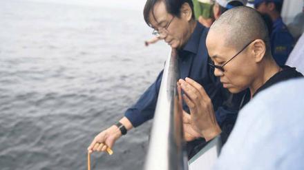 Liu Xia im Juli bei der Seebestattung ihres Mannes, des Friedensnobelpreisträgers Liu Xiaobo.