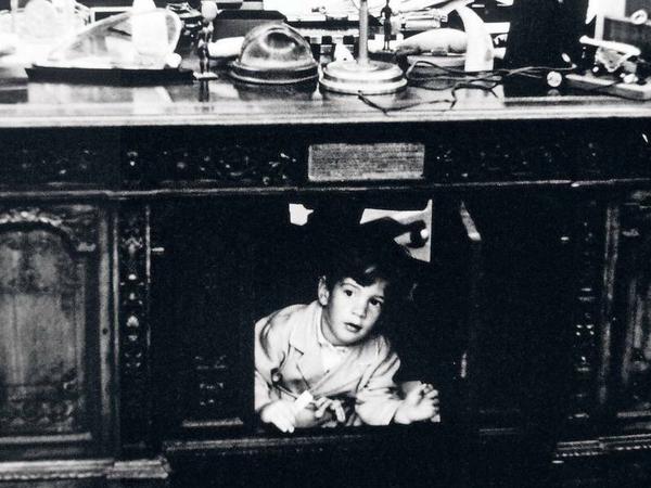 Kennedys Sohn John Jr. unter dem Schreibtisch seines Vaters, aufgenommen von Stanley Tretick.