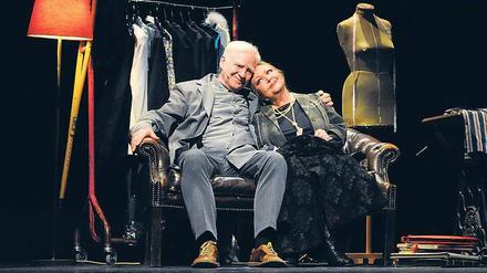 Gutes Sitzfleisch. Das beherzte Garderobierenpaar, gespielt von Barbara Schöne und Holger Franke, will sich vom Theater am Ku'damm nicht vertreiben lassen.