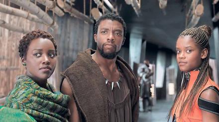 Für die Zukunft des Kontinents. Nakia (Lupita Nyong'o), Black Panther (Chadwick Boseman) und Shur (Letitia Wright) verteidigen das Königreich Wakanda.