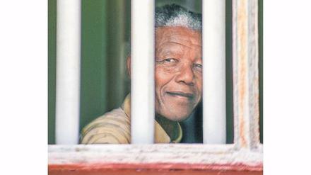 Versöhnung statt Rache. Am 11. Februar 1994 besuchte Nelson Mandela seine ehemalige winzige Gefängniszelle auf Robben Island.