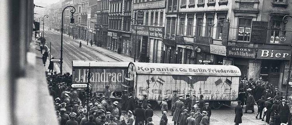 Die Revolution kann nochmals beginnen. Möbelwagen als Barrikaden der Streikenden in der Prenzlauer Straße, nun schon am 7. März 1919. 