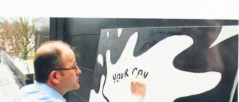 Menschen statt Mächte. Der isländische Botschafter Gunnar Snorri Gunnarsson malt im Auftrag des Künstlerpaars „Your country doesn’t exist“ auf ein Bild. Fotos: Georg Moritz