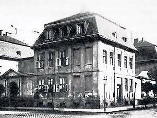 Zwei von drei Häusern stehen noch. Im Eckhaus wohnten die Kirchendiener, in der Taubenstraße (links) der lutherische Pfarrer, in der Glinkastraße der reformierte. Heute beherbergt die Taubenstraße 3 das Gemeindebüro. 