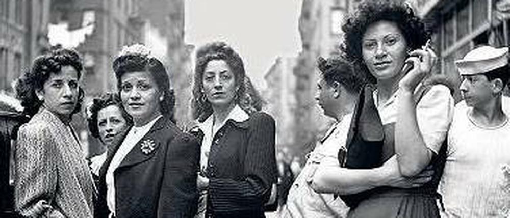 Großstadtamazonen. Fred Stein floh vor den Nazis erst 1934 ins Pariser und dann ins New Yorker Exil. Dort entstand 1943 dieses Foto in Little Italy. 